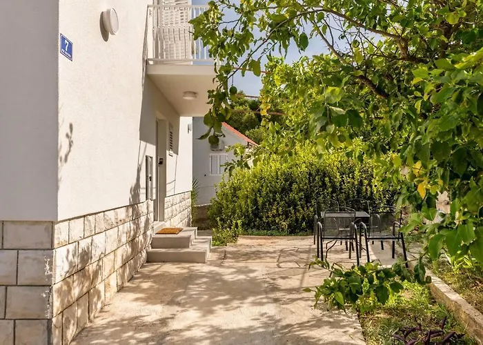 Garden House * Sutivan