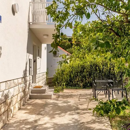 Garden House * Sutivan